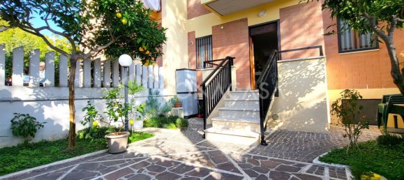 8 rooms House in Spoltore, Italy No. 29345 2