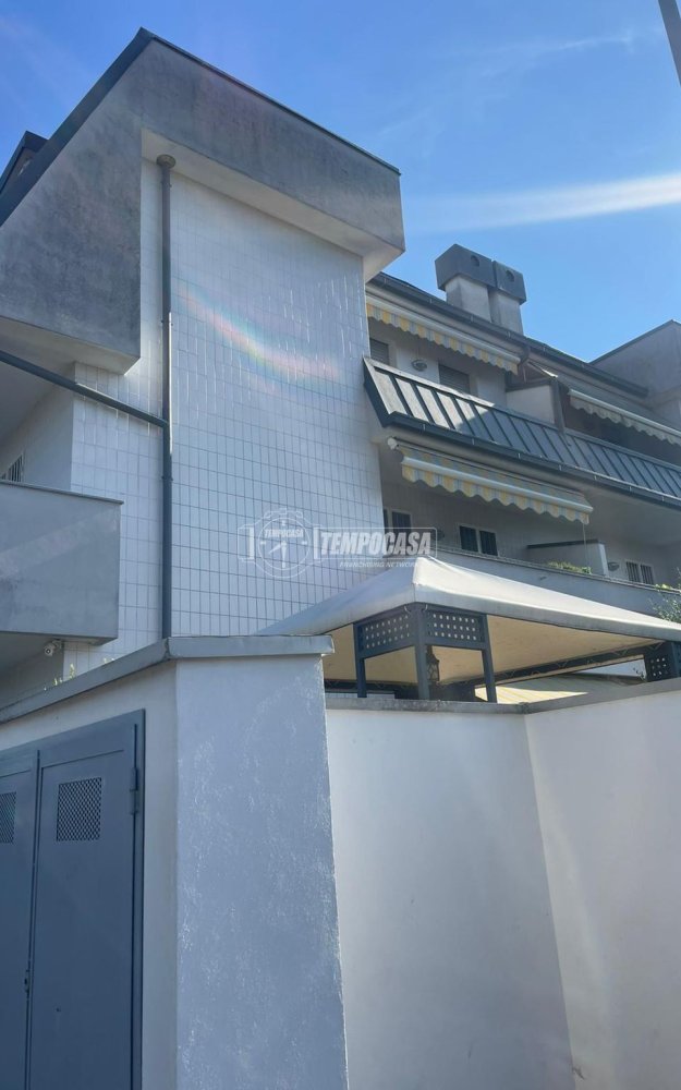 Квартира с 3 комнатами в Дезио, Италия № 274463