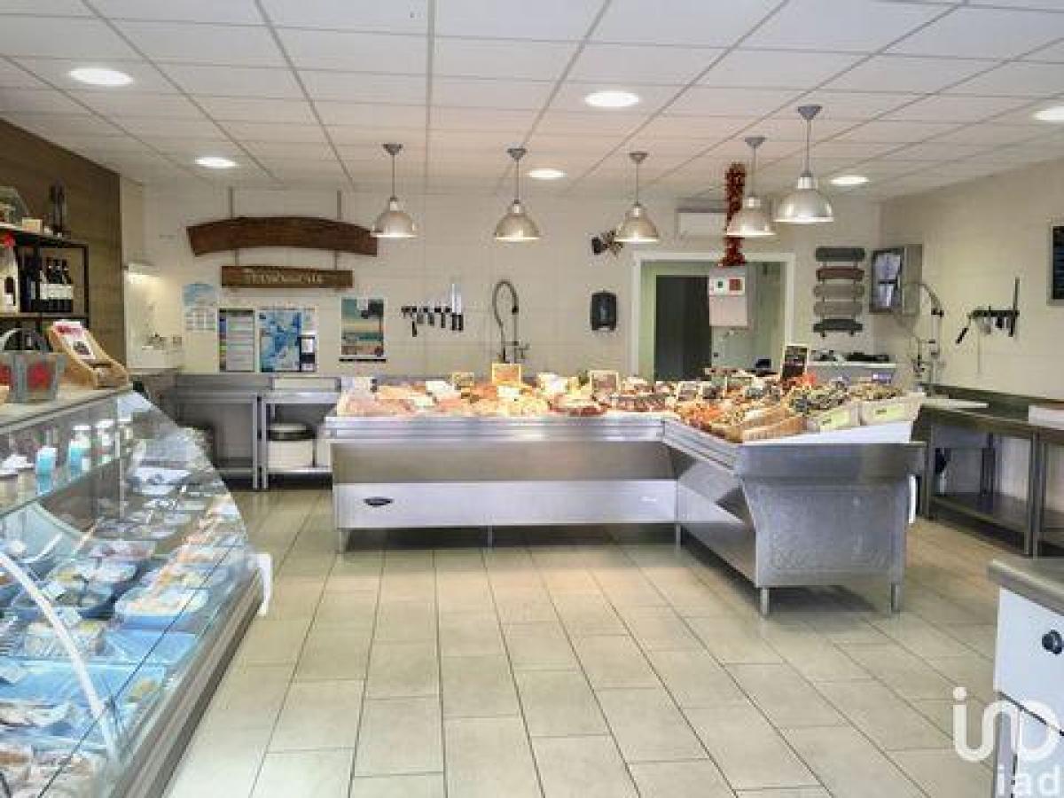 100m² Factory in Le Teich, France No. 18797