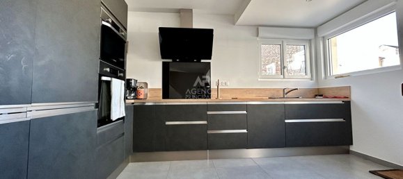 3 bedrooms House in Poissy, France No. 188384 2