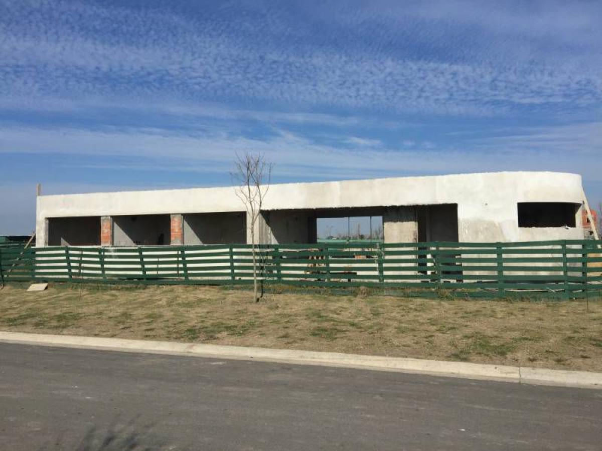 Casa de 3 dormitorios en Escobar, Argentina No. 101644