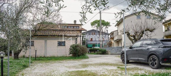 Дом с 5 комнатами в Фано, Италия № 36758 4