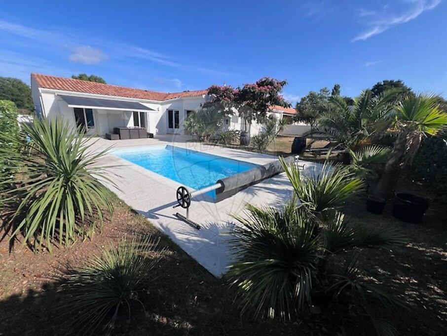 6 bedrooms House in Charente-Maritime, France No. 326472