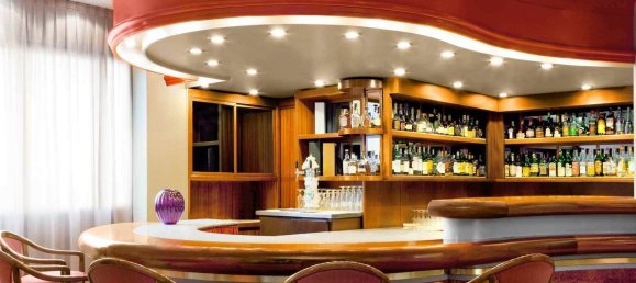 Gewerbliche Immobilie in Lucca, Italy 210m², Nr. 25703 2