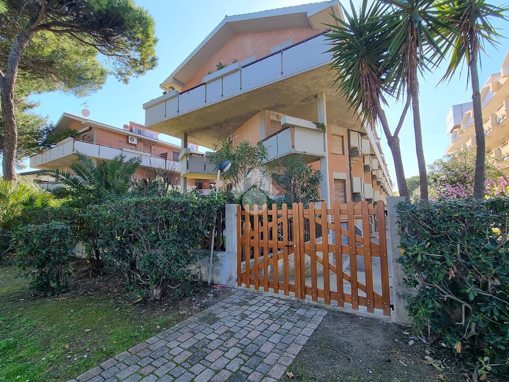 Квартира с 2 спальнями в Пинето, Италия № 160184