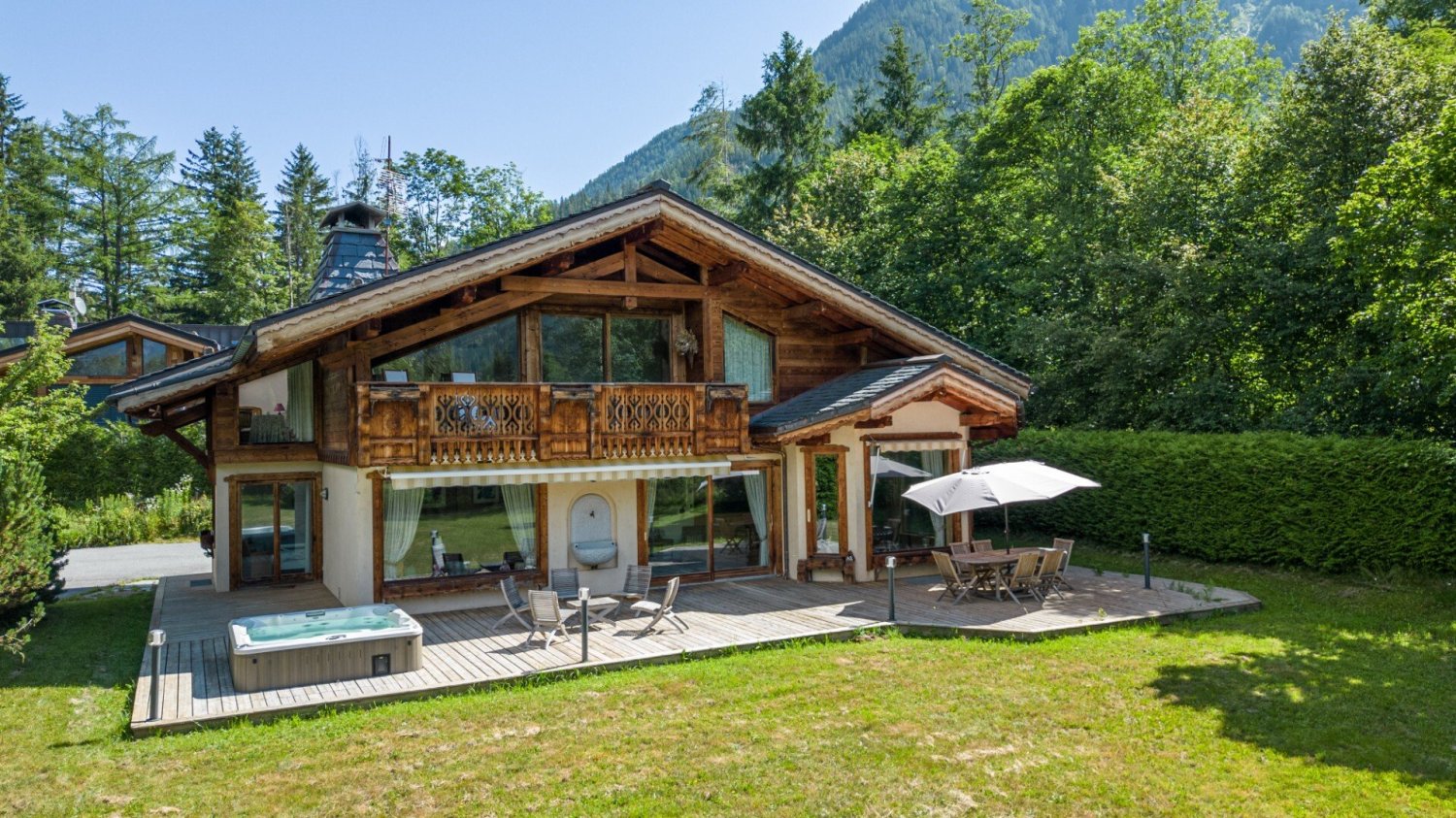 6 bedrooms Commercial property in Chamonix-Mont-Blanc, France No. 1080