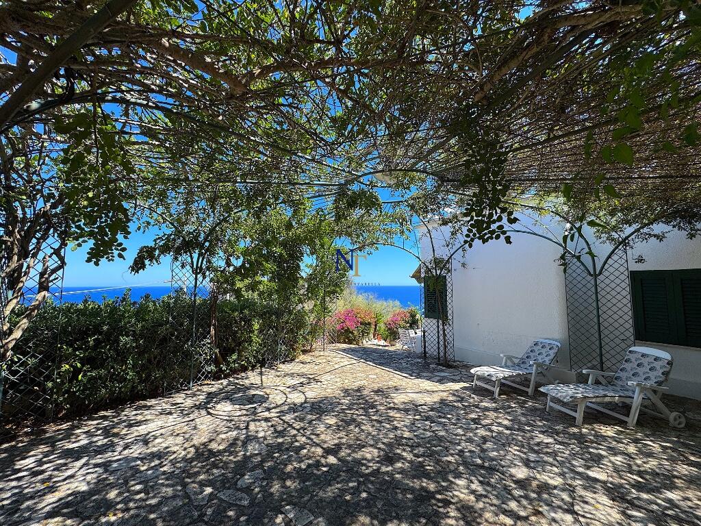 Вилла с 4 спальнями в Андрано, Италия № 316539