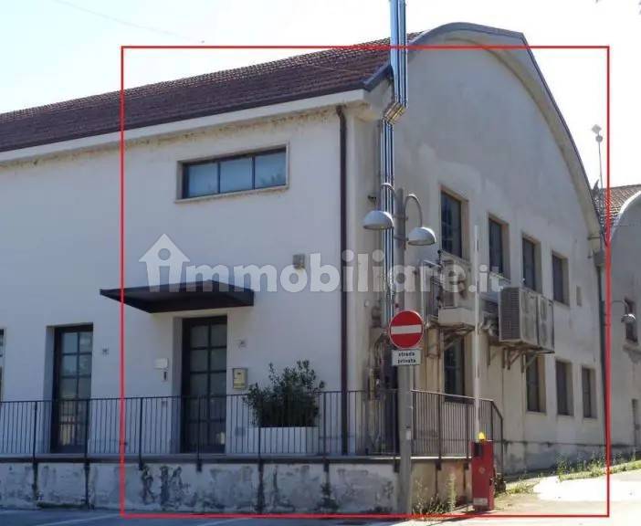 Oficina de 5 habitaciónes en Monte San Giusto, Italy No. 275295