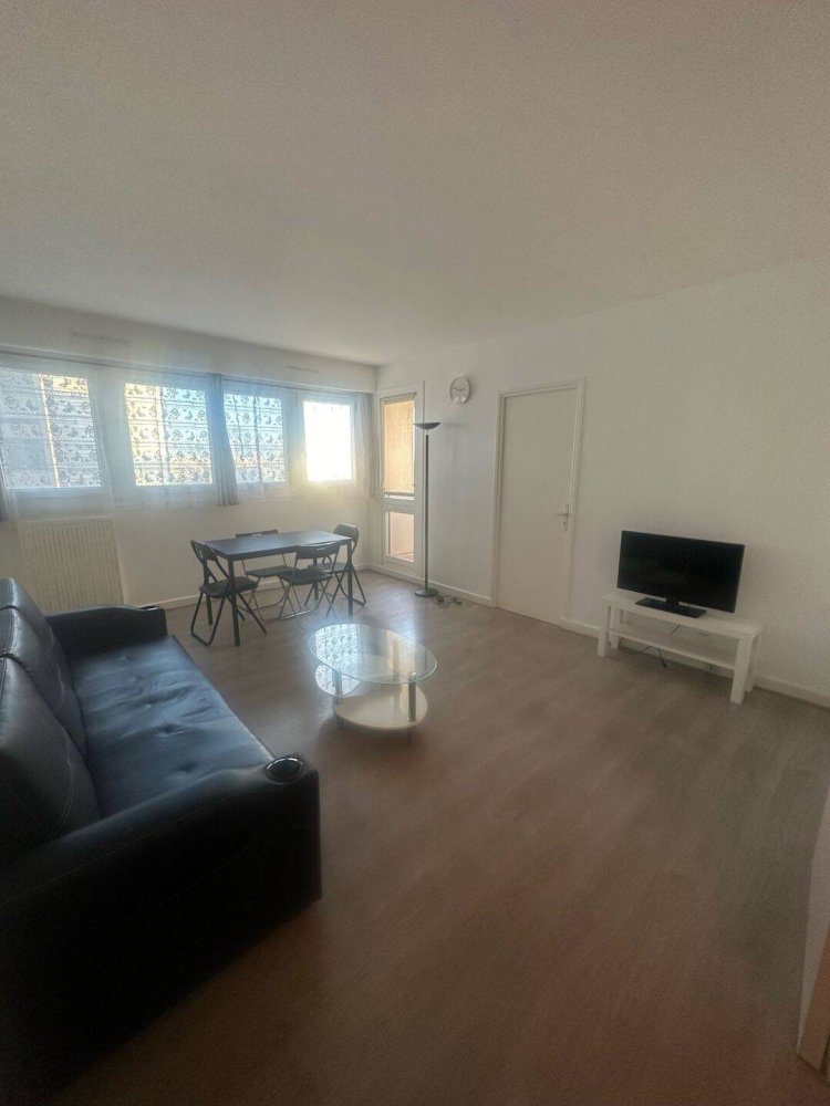 1 bedroom Apartment in Creteil, France No. 327013