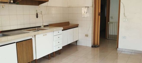 3 Schlafzimmer Wohnung in Santa Maria Capua Vetere, Italy, Nr. 335951 6