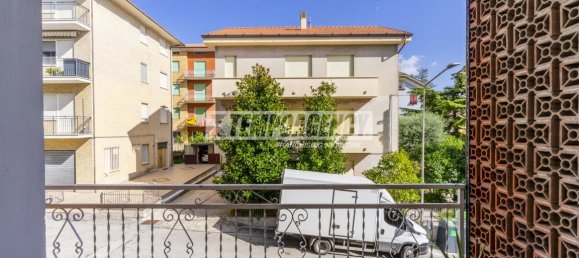 3 rooms Apartment in Monte San Giusto, Italy No. 275060 9