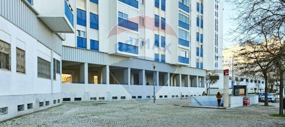 288m² Commercial property in Lisbon, Portugal No. 73886 3