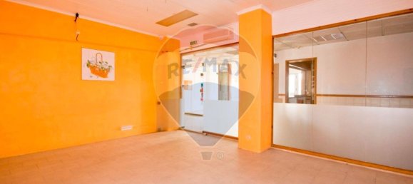 288m² Commercial property in Lisbon, Portugal No. 73886 18