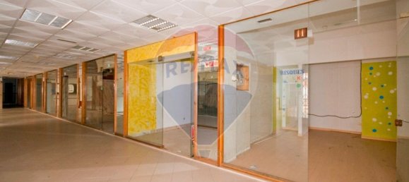 288m² Commercial property in Lisbon, Portugal No. 73886 25