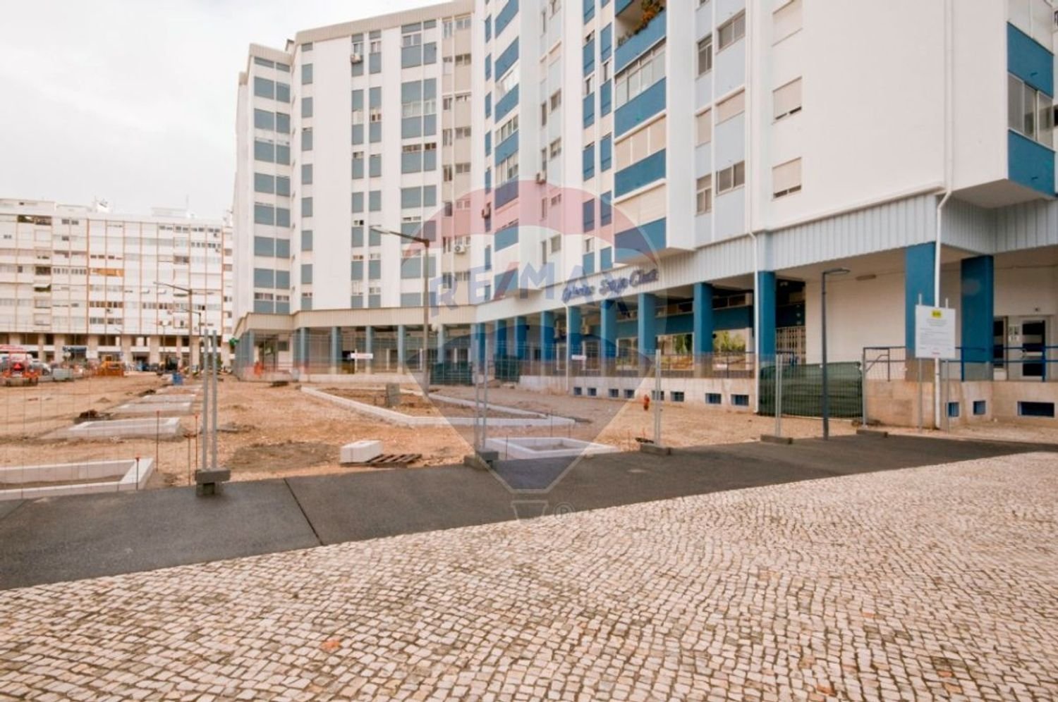 288m² Commercial property in Lisbon, Portugal No. 73886