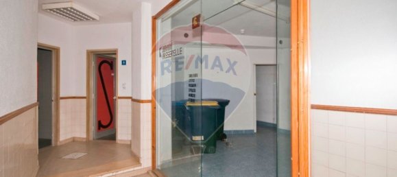 288m² Commercial property in Lisbon, Portugal No. 73886 10