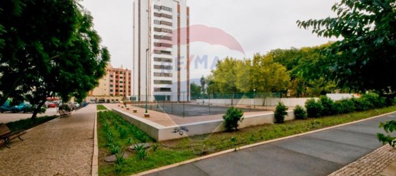 288m² Commercial property in Lisbon, Portugal No. 73886 2