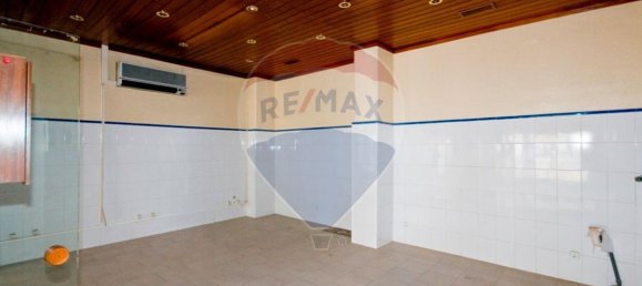 288m² Commercial property in Lisbon, Portugal No. 73886 20