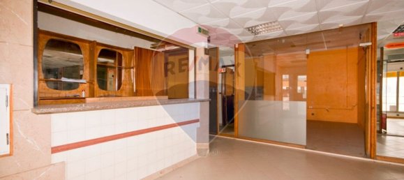 288m² Commercial property in Lisbon, Portugal No. 73886 9