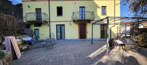 5 rooms House in Besano, Italy No. 143829 2
