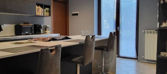 5 rooms House in Besano, Italy No. 143829 4