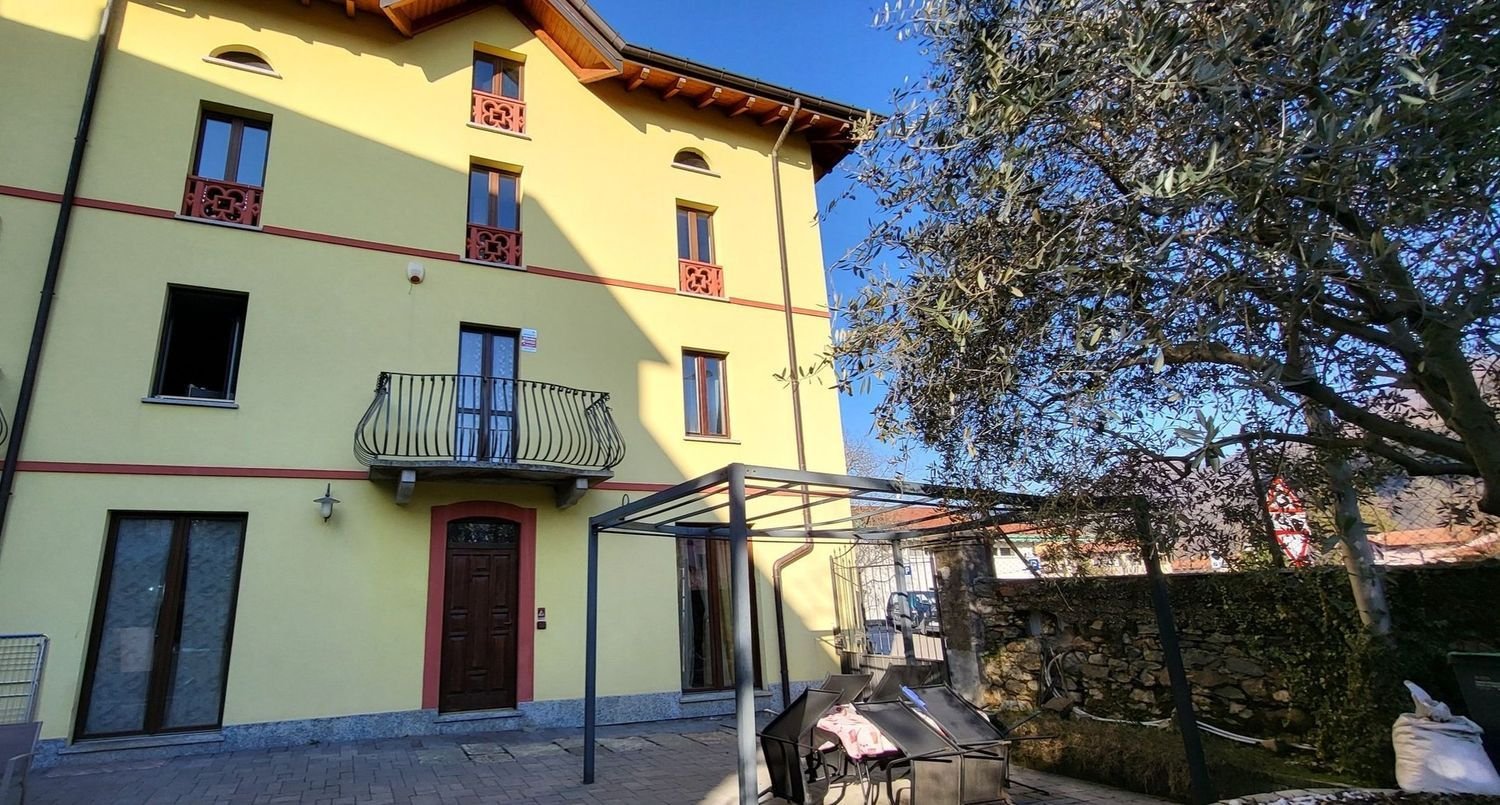 5 rooms House in Besano, Italy No. 143829