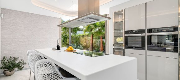 6 bedrooms Villa in Marbella, Spain No. 4705 15