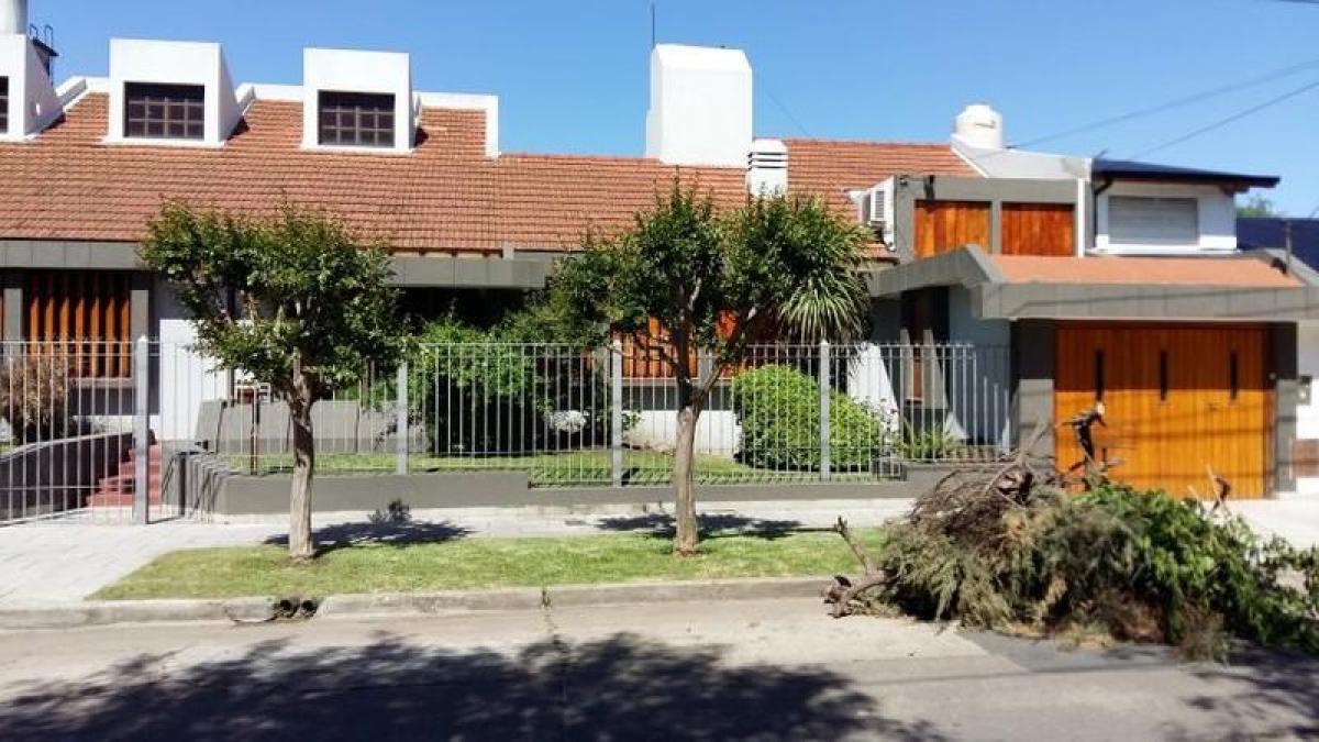 4 bedrooms House in Moron, Argentina No. 53953