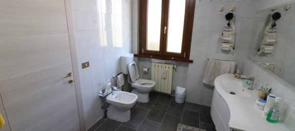 6 rooms House in Massa e Cozzile, Italy No. 91863 10