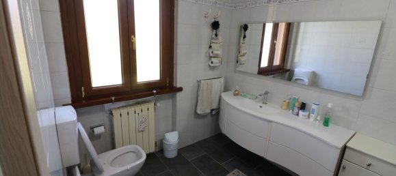 6 rooms House in Massa e Cozzile, Italy No. 91863 8