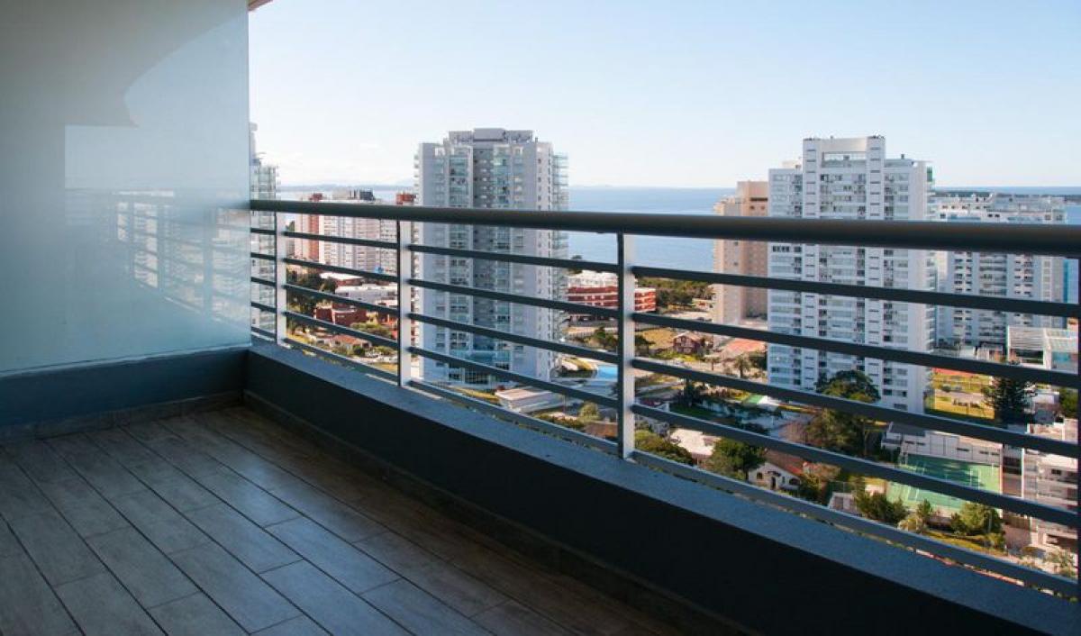 Apartamento de 3 dormitorios en Maldonado, Uruguay No. 11954