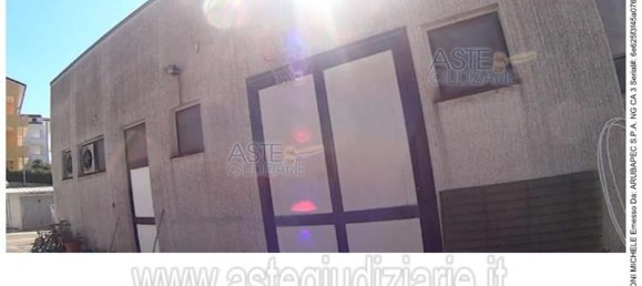 645m² Commercial property in Osimo, Italy No. 325964 10