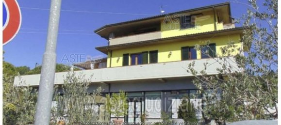 645m² Commercial property in Osimo, Italy No. 325964 5