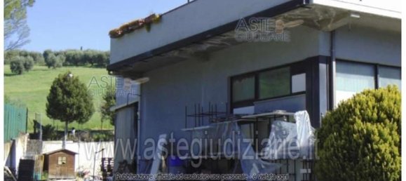 645m² Commercial property in Osimo, Italy No. 325964 9