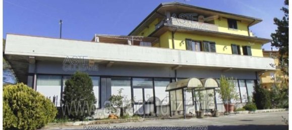 645m² Commercial property in Osimo, Italy No. 325964 7