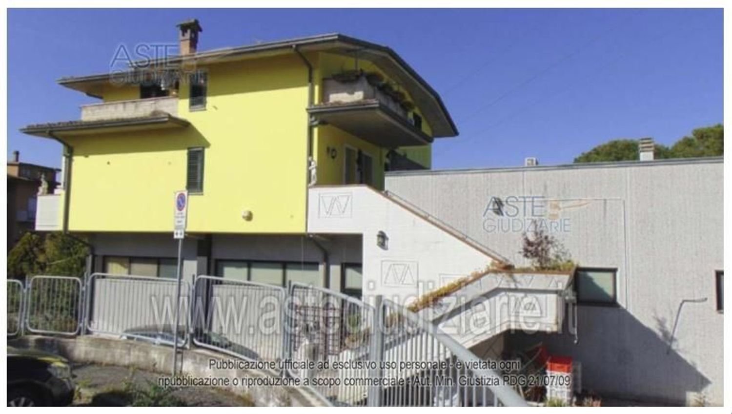 645m² Commercial property in Osimo, Italy No. 325964
