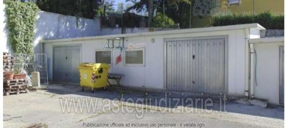 645m² Commercial property in Osimo, Italy No. 325964 13