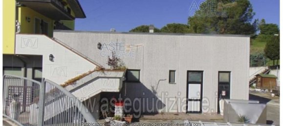 645m² Commercial property in Osimo, Italy No. 325964 3