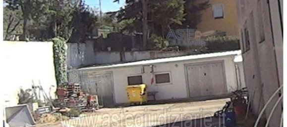 645m² Commercial property in Osimo, Italy No. 325964 14