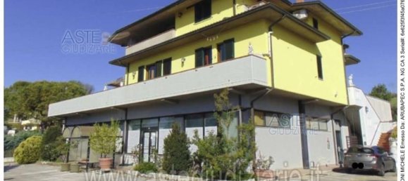 645m² Commercial property in Osimo, Italy No. 325964 4