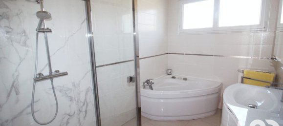 Дом с 5 спальнями в Труа-Пюи, Франция № 62179 8