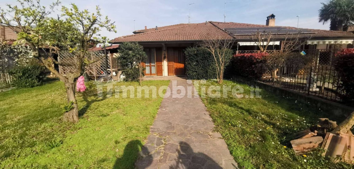 3 bedrooms Villa in Crema, Italy No. 363282