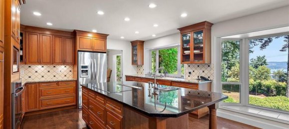 5 bedrooms House in British Columbia, Canada No. 1113 3