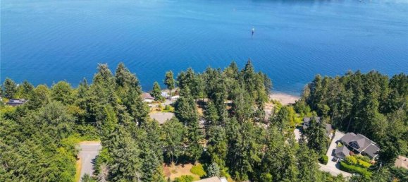 5 bedrooms House in British Columbia, Canada No. 1113 2