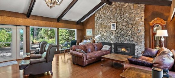 5 bedrooms House in British Columbia, Canada No. 1113 4