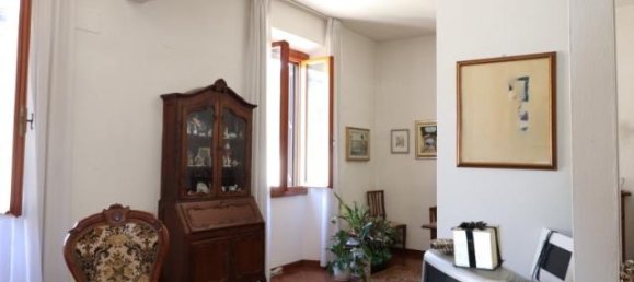 5 rooms Apartment in Montevarchi, Italy No. 237499 4