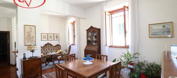 5 rooms Apartment in Montevarchi, Italy No. 237499 3