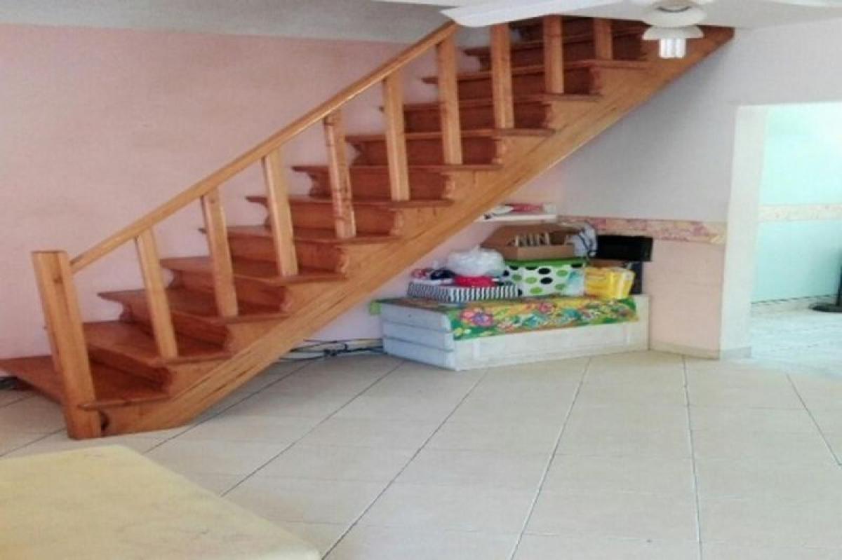 Casa de 4 dormitorios en San Miguel, Argentina No. 69210