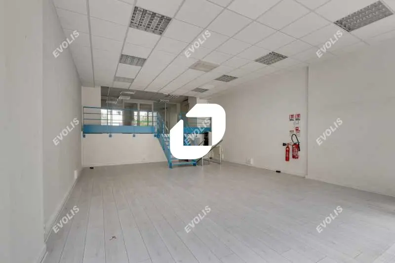 157m² Office in Paris, France No. 302405