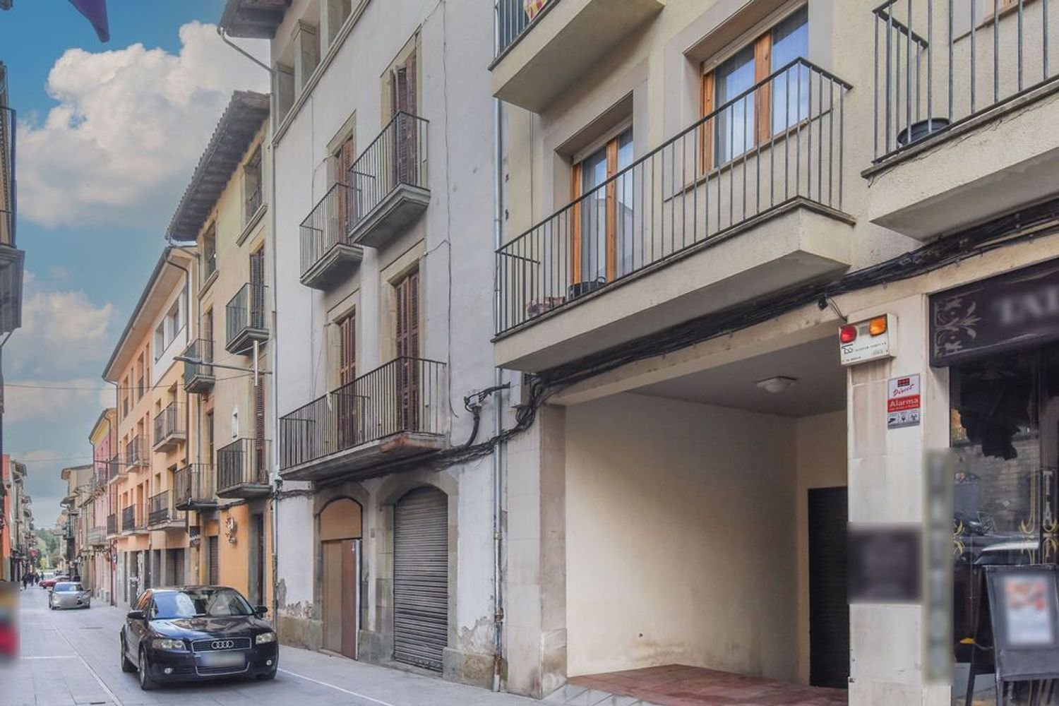 746m² Building in Manlleu, Spain No. 204147